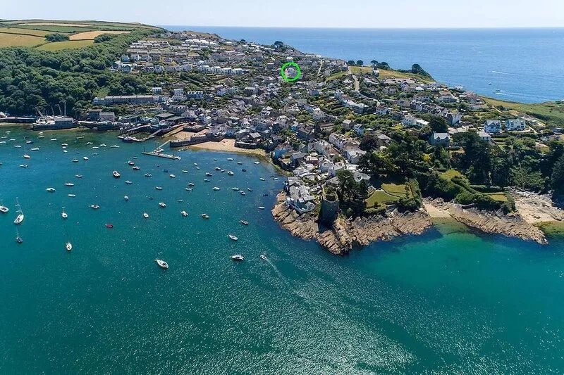 Delightful 2 bed character cottage in Polruan with river views.