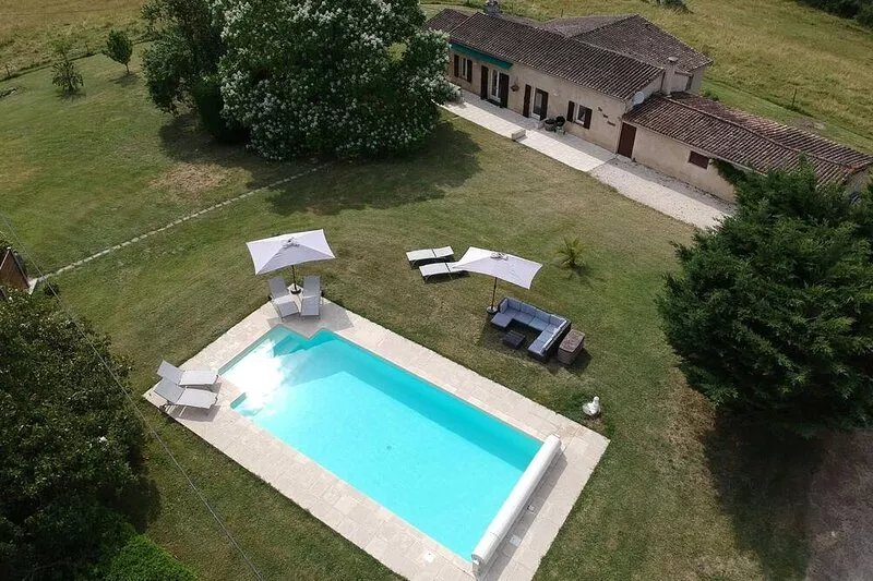 Pool, Wine and wonderful views.