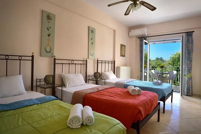 Beachfront Family Luxury Villa Jolie: tennis, pool, jacuzzi, sauna, ping-pong...