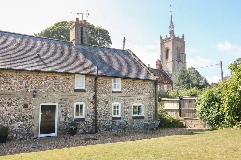 MANOR FARM COTTAGE, pet friendly, with a garden in Swaffham