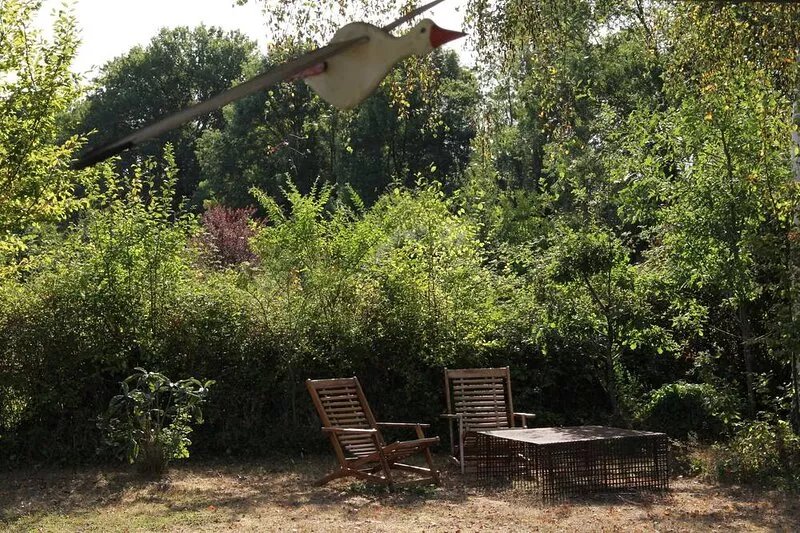Detached house in "plain" countryside and "plain" foot colors and fantasies