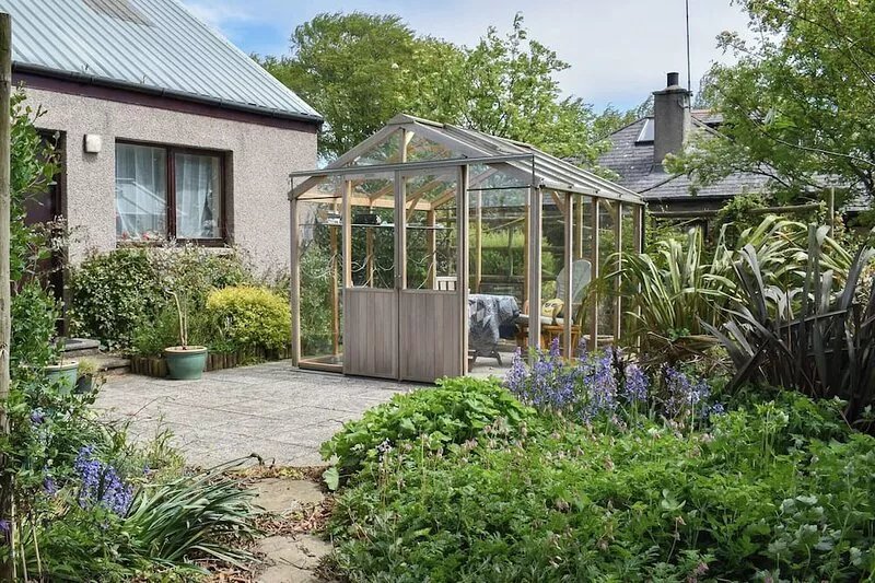 Middle Lodge enjoys a rural, south facing setting and is a gardener’s delight.