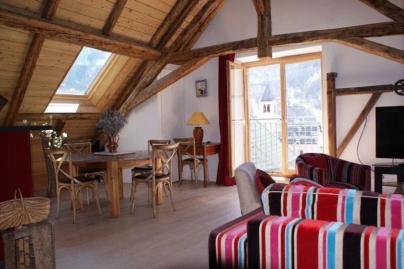 Chardons Bleus, beautiful building, heart of the village, charming apartments