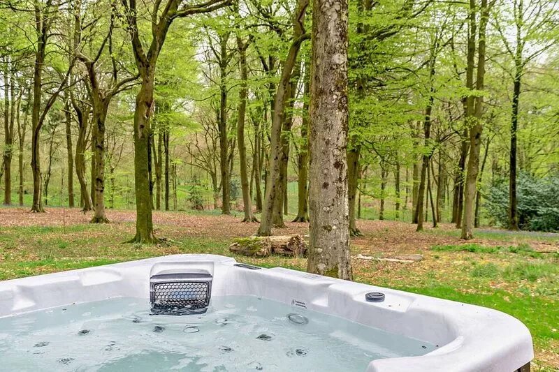 Dog friendly holiday home with a hot tub and woodland views - Keepers Stable
