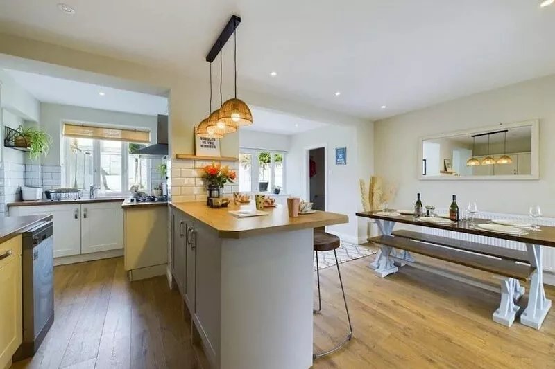 Perfect 3 bed holiday home, sea views and 5 mins to the beach (dogs welcomes)