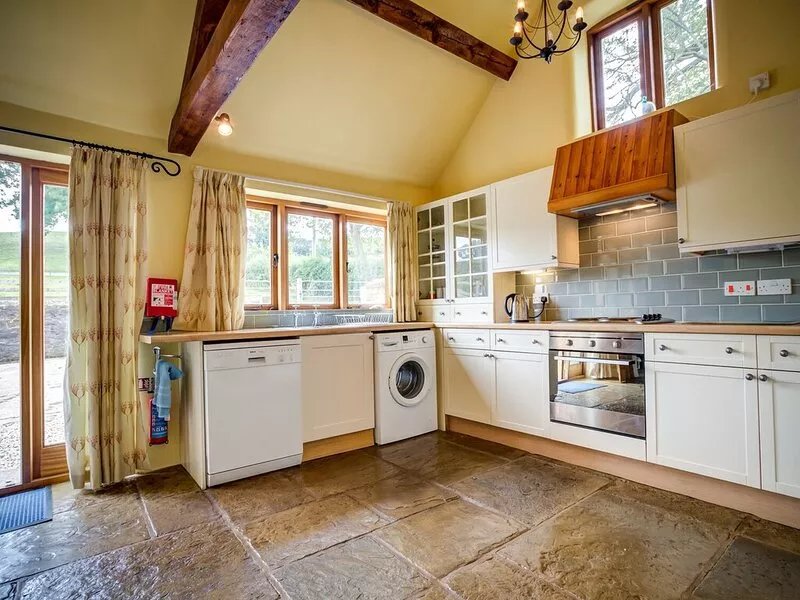 LITTLE BARN, pet friendly, with a garden in Chipping Norton