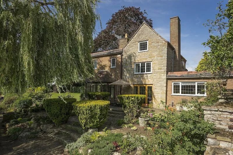 A delightful end of terrace house, set within the pretty town of Bidford-on-Avon