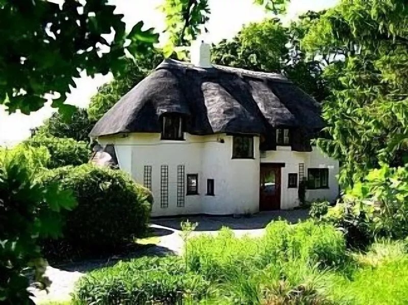 Picturesque Thatched 4 bedroomed Cottage  between Quantock Hills and Sea