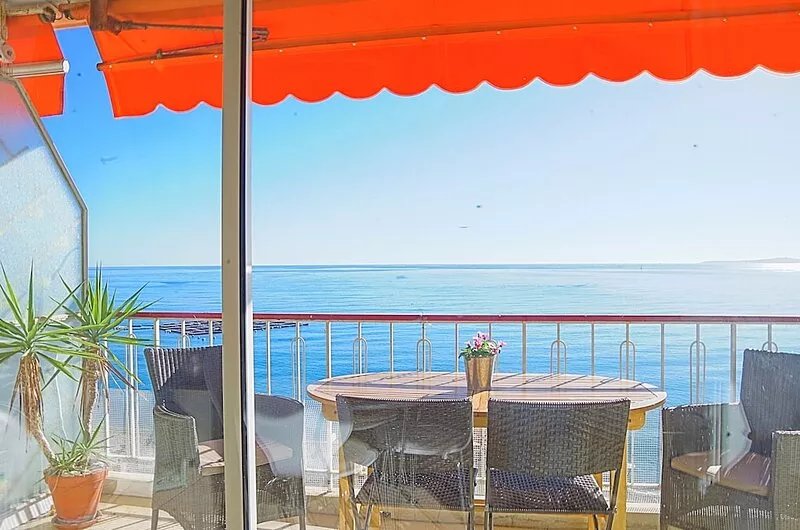 Luxury apartment with stunning seaview  at the waterfront, internet, air-cond.