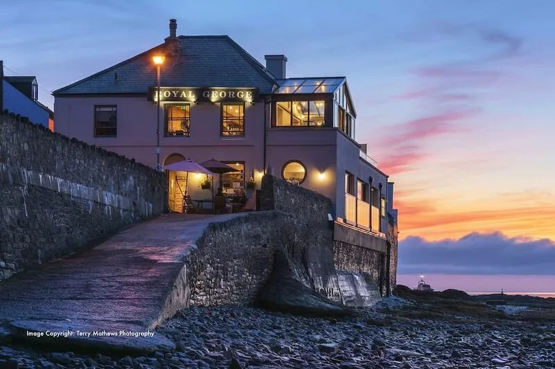 Catboat Cottage: a stone's throw from the beach. Shops & pubs are 2 minute walk.