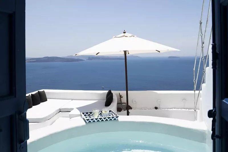 Traditional villa in Oia with Jacuzzi and unique view of the Volcano and Caldera