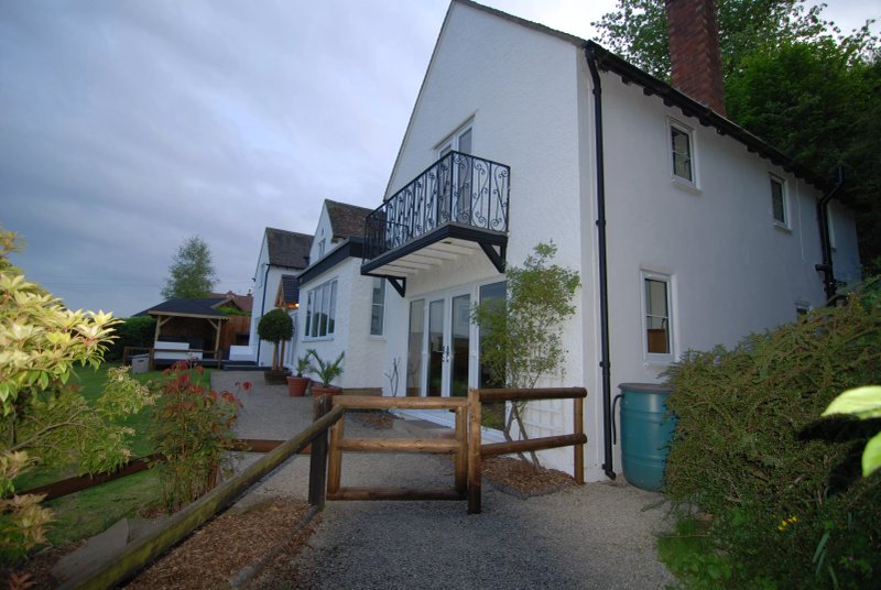 CLEARVIEWS spectacular views, all superking rooms en-suite, hot tub, walk to pub