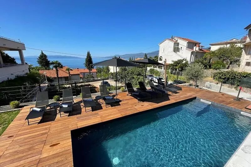 Villa V relaxes next to the beach swimming pool 10 min from Opatija and Rijeka