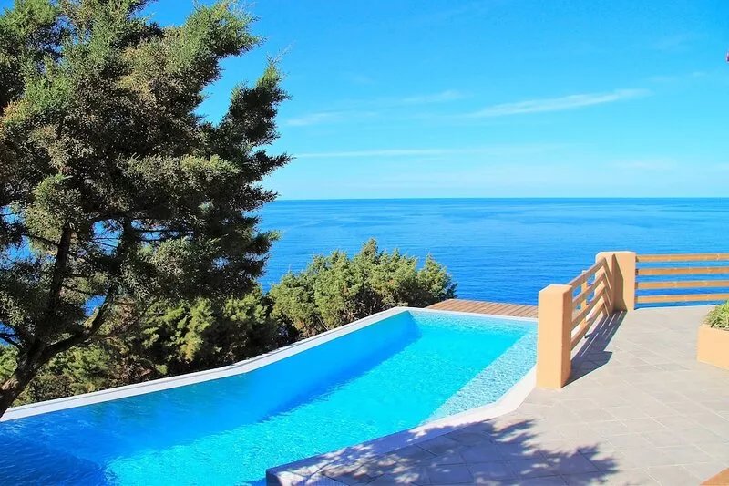 Front row villa, private pool, 180 degrees sea and sunset, WiFi.