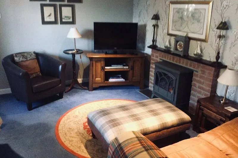 Vintage Furnished Garden Apartment, Pets Welcome! BBQ on Large Patio & Seaviews!