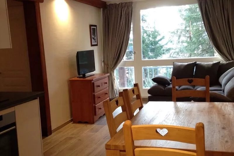 RENOVATED 6-PERSON APARTMENT 100M FROM THE TRANSARC