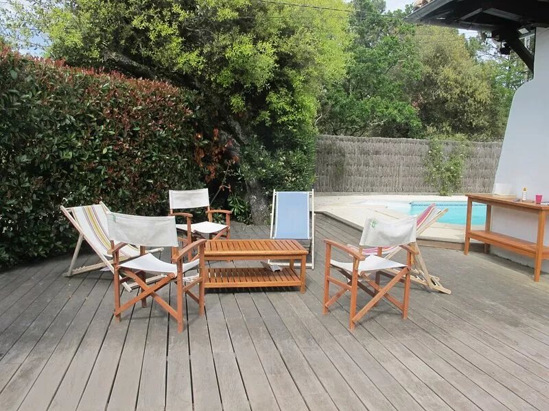Traditional Basque villa with swimming pool, terraces, beach and shops on foot.