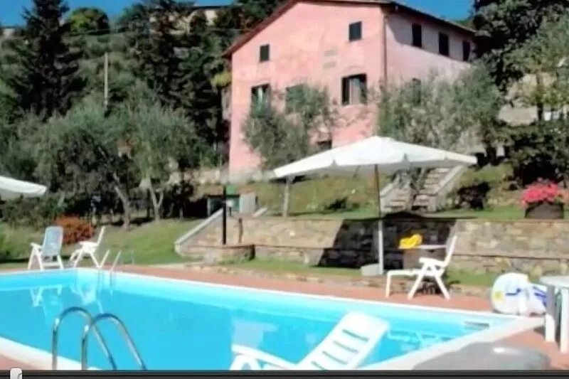 Restored farmhouse, swimming pool  and great views. 15 min from Lucca.