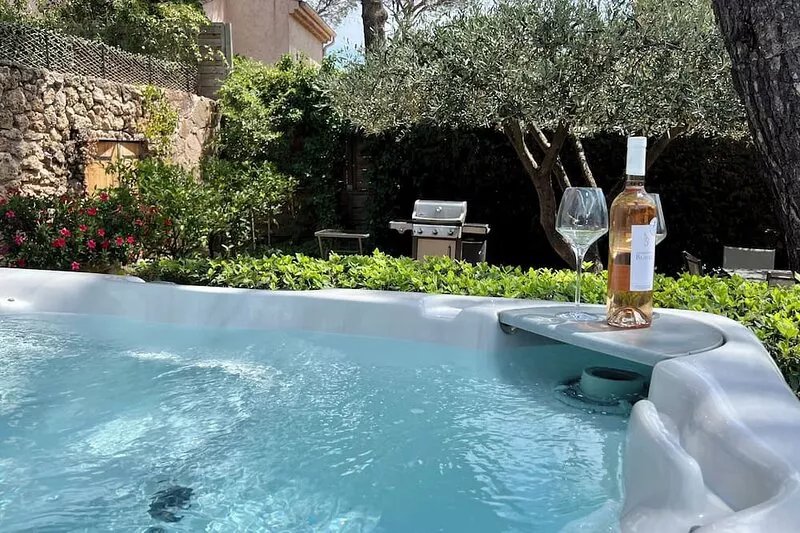 Villa 5 mn sea with jacuzzi, garden, summer kitchen