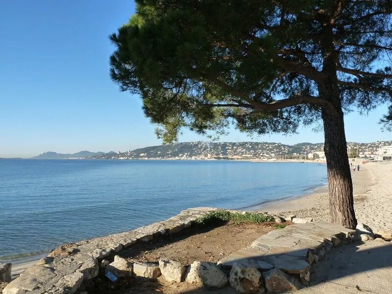 Modern Two Bedroom Ground Floor Apartment close to beach and Juan Les Pins
