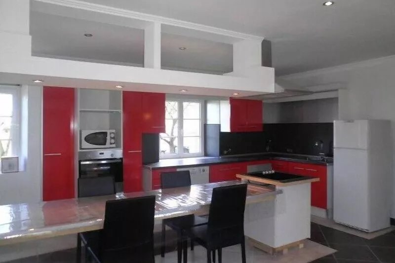 Spacious cottage + garden, parking nearby. landing beach / port