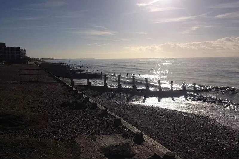 A gorgeous light annex 1 minute from the beach and near Goodwood. Come and relax