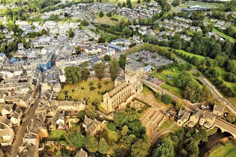Abbey House, charming traditional historic house. Spectacular views of the Abbey