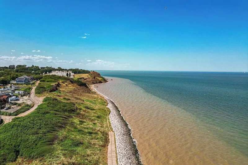 Stunning Seaside House - Sea Views & Hot Tub - Few Minutes Walk to sea and Beach