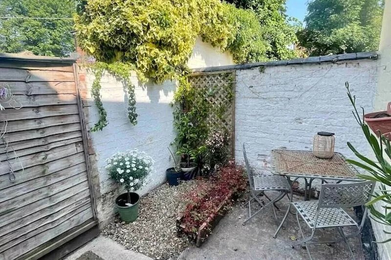 Beautiful, renovated 1 Bedroom Cottage, with private yard. Great location.