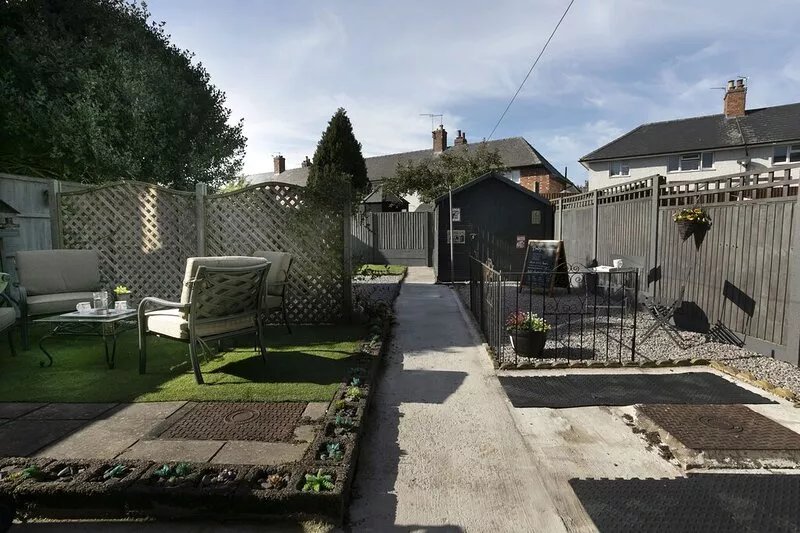 Large house offering one bedroom in Newark Centre , Notts