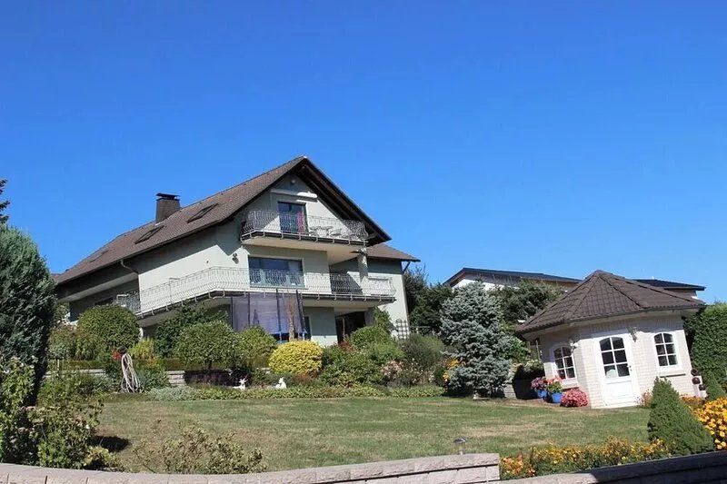 Modern, well-maintained apartment with fantastic panoramic views and balcony