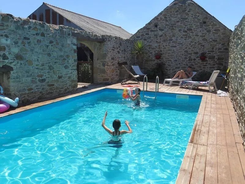 Coastal cottage with heated pool and gardens, 10 mins to beach