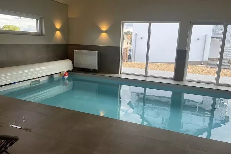 Renoviertes Ferienhaus 115 qm, mit Ganzjährig Beheiztem Innenpool 28 C und Spa