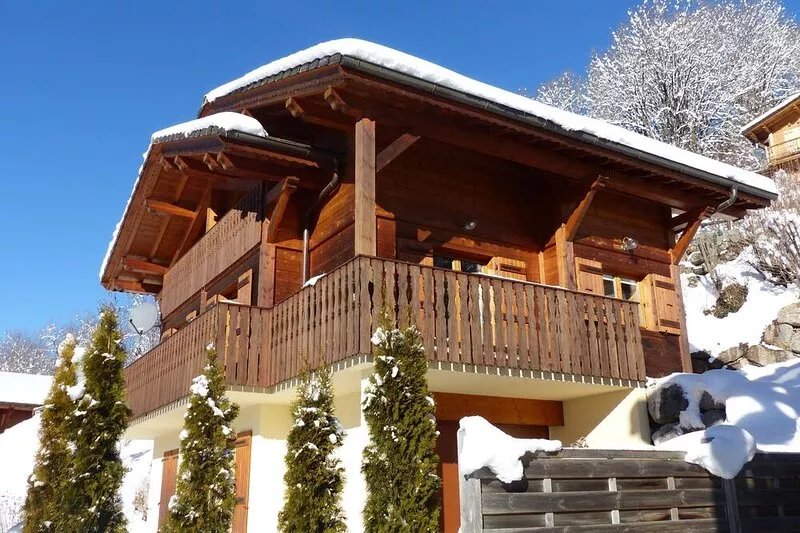 Traditional modern chalet, 5 double bedrooms sunny location with beautiful views
