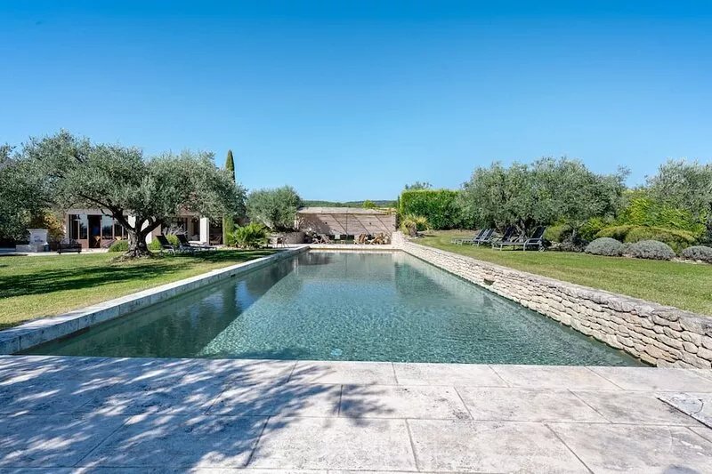 Mas Provençal amidst vineyards, heated swimming pool 19m x 6m, WIFI