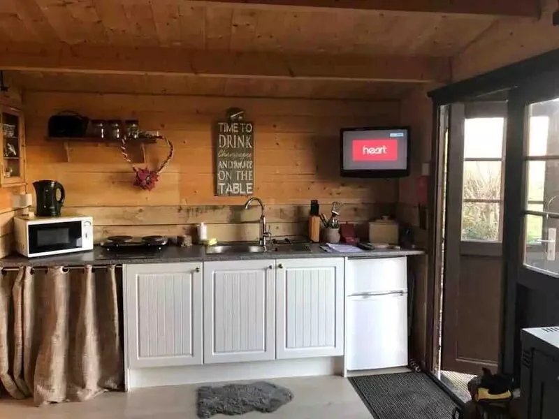 Private Quiet Cabin, overlooking Paddocks Vineyards and Pine Forest