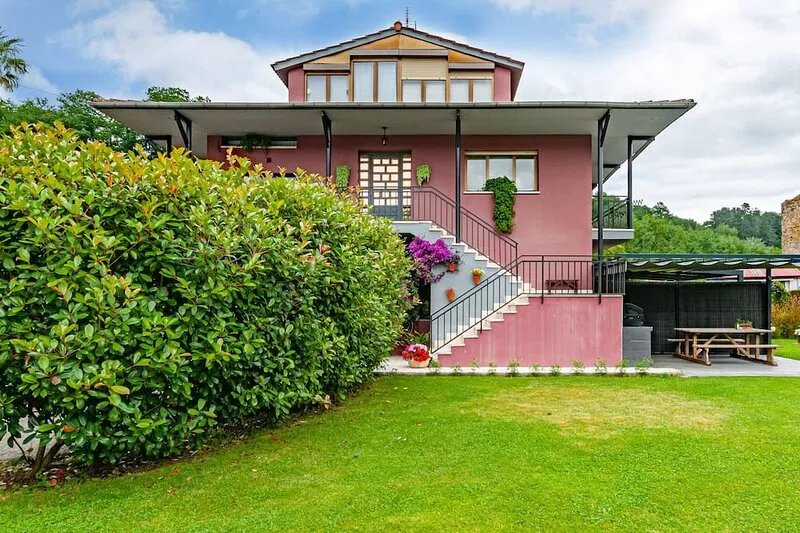 Ideal house for families. Private heated swimming pool.