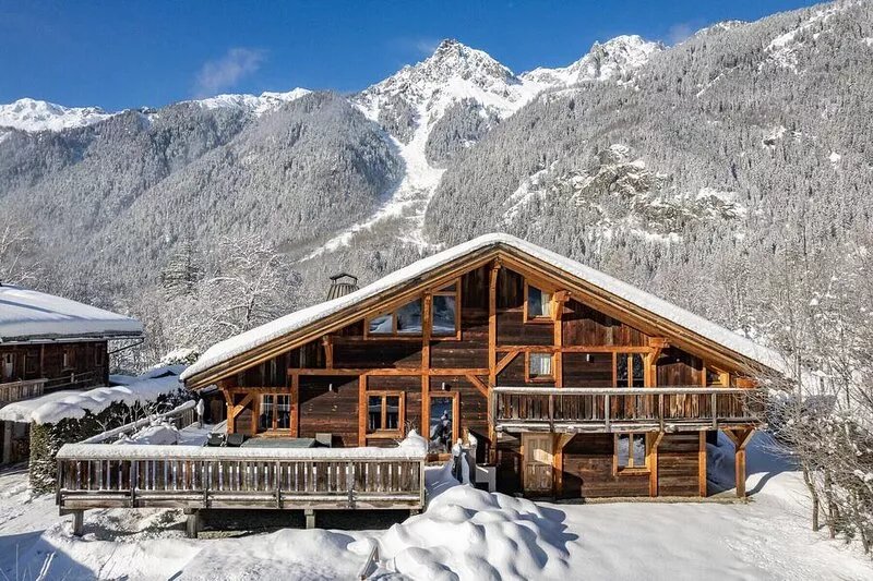14 adults + 3 children Chalet with Hot Tub & Sauna