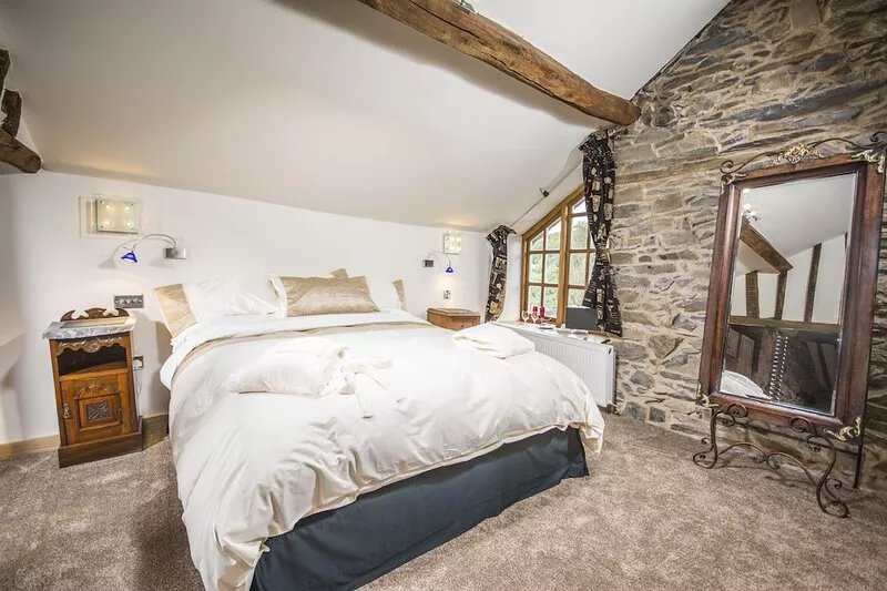 Cornerstones - 16th Century House overlooking River in Llangollen