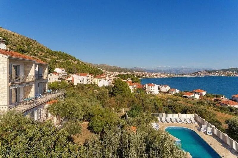Specious property 2200m2, 250m next to the beach with a heated swimmingpool