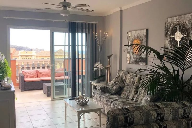 Stunning 2 bed apartment (free hi speed WiFi + heated pool)