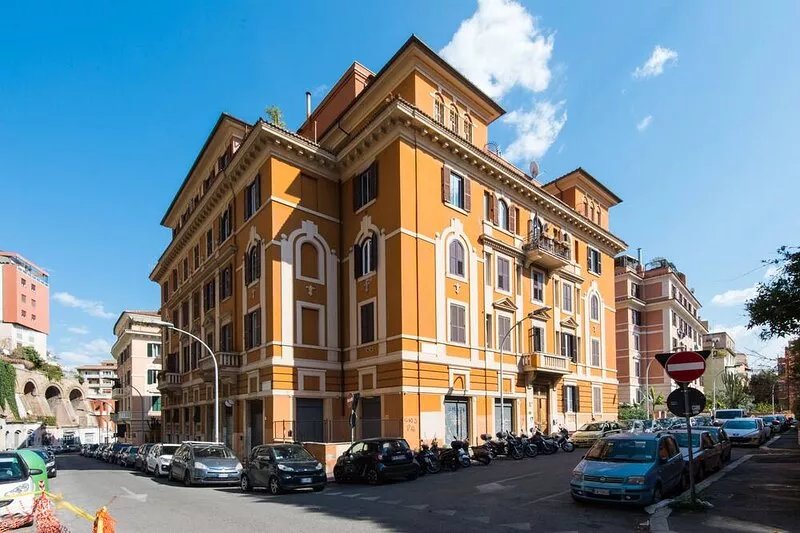 Bright, large, beautiful apartment close to Trastevere Station