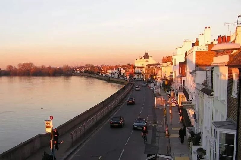 Barnes apartment with parking at River Thames
