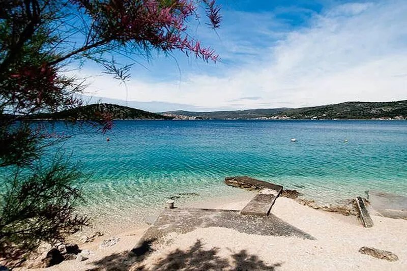 "Perfect runaway" in quiet bay with sea view and heated pool -app for 7