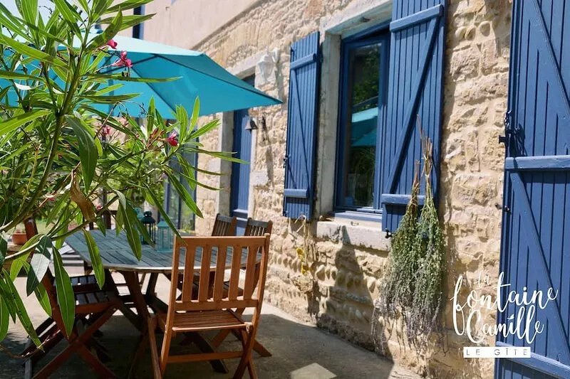 Large character house for 14 people with swimming pool, terraces and garden.