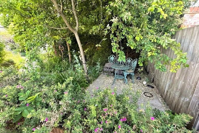 LARGE 4 bedroom Home with Garden and Free Parking