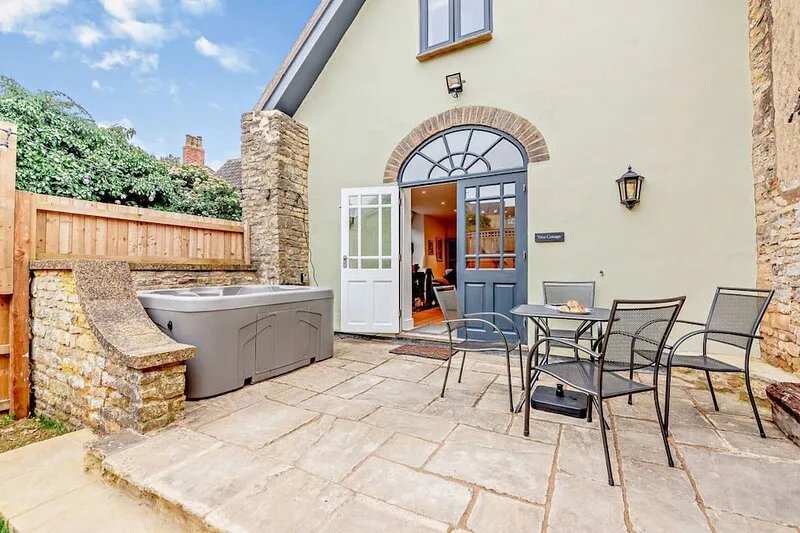 Dog friendly cottage with a hot tub - Vine Cottage