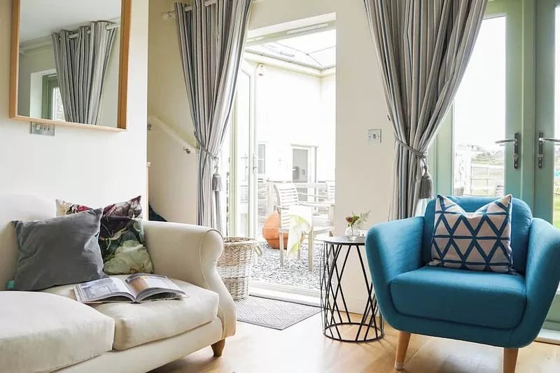 Contemporary dog friendly home sleeping 5-6 by the beach in Widemouth Bay