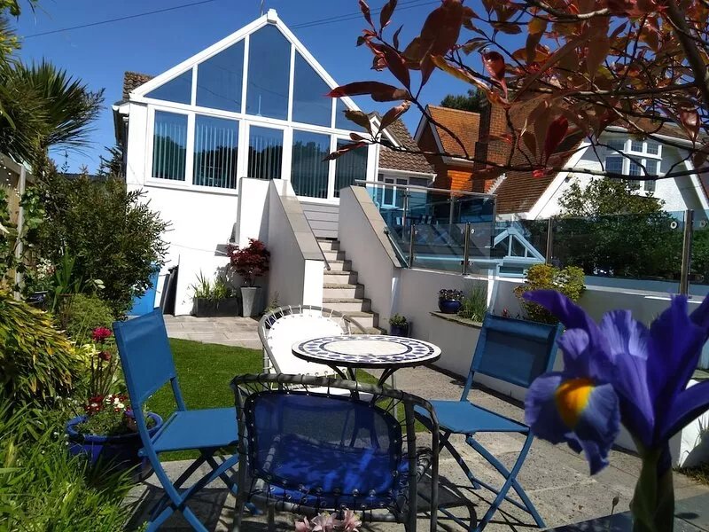 Modern apartment on Sandbanks Peninsula, with private garden. (pet friendly)