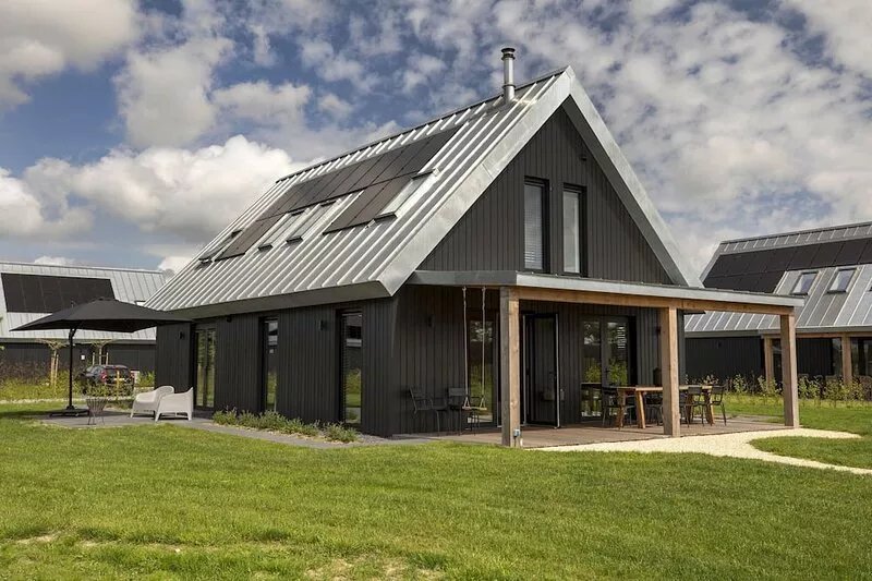 Beautiful villa on the water in Friesland